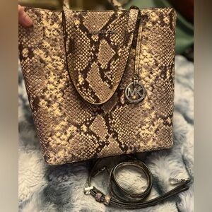 NWT Michael Kors Jet Set Tote Bag in a brown and black snake print (Retail $368)